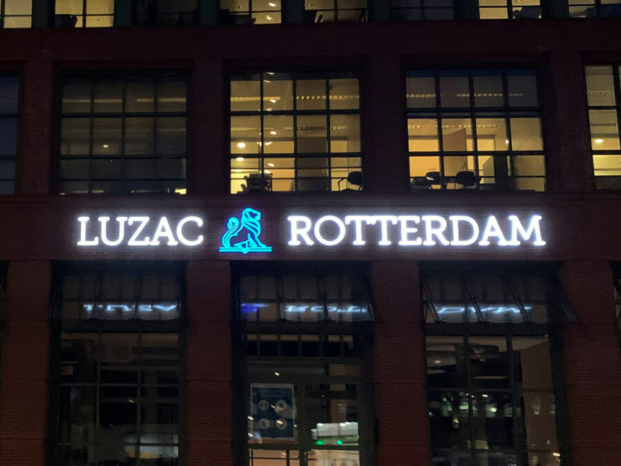 Door de inwendige led-verlichting hebben deze doosletters een hoge attentiewaarde