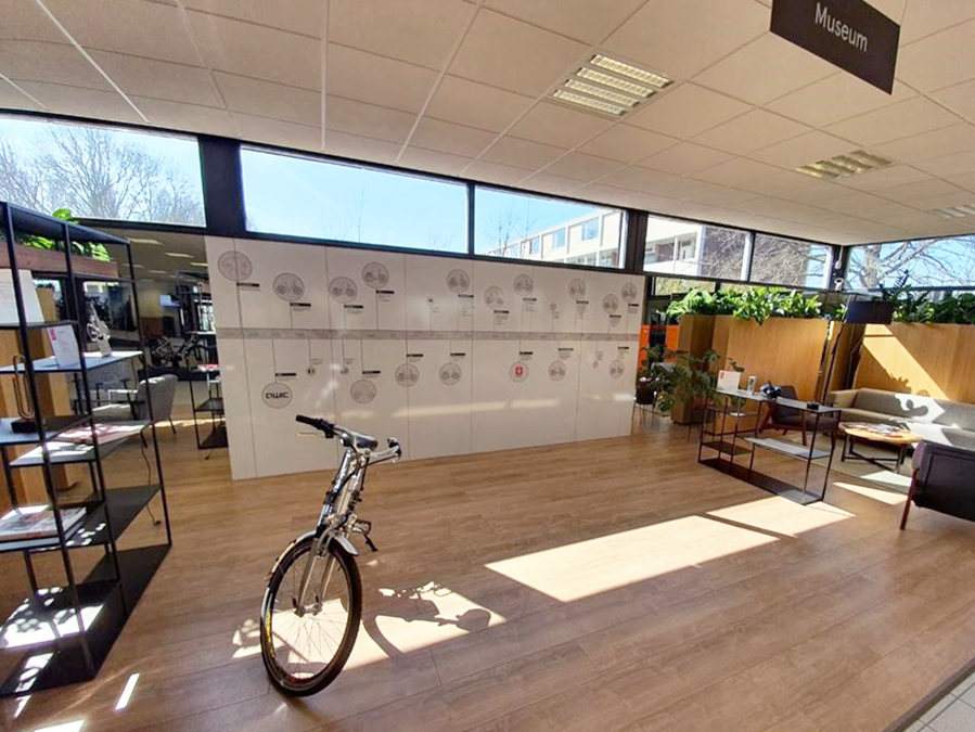 Koffiehoek gewrapped en timeline Qwic op spiegelwand