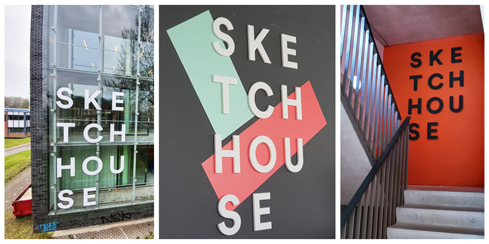 Goed zichtbaar met een logo aan de wand en op glas