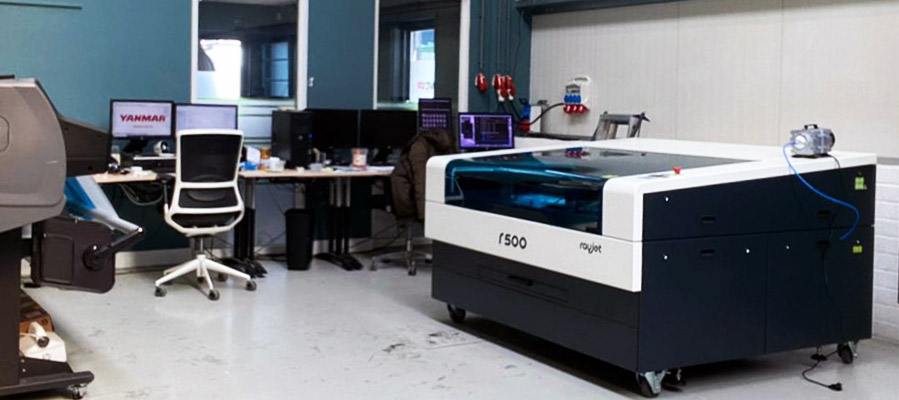 De lasercutter van DVC Sign