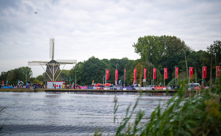 Vlaggen langs de route © Foto: TCS Amsterdam Marathon